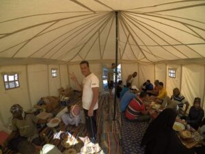 تجهيز الطعام بالمخيمات بمحمية الصحراء البيضاء 