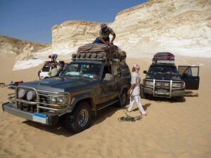  تجهيز سيارات الدفع الرباعي بمحمية الصحراء البيضاء 