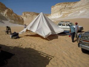 تنصيب الخيام للنوم بمحمية الصحراء البيضاء 
