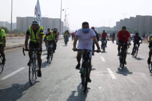 وزير الرياضة يشارك بماراثون الدراجات بالشروق