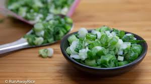 البصل الأخضر.. 13 فائدة صحية مذهلة لتناوله