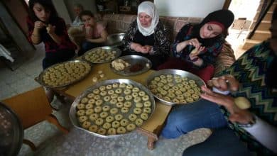 صورة الصائمون فى مصر يوّدعون رمضان ب ” كعك العيد “