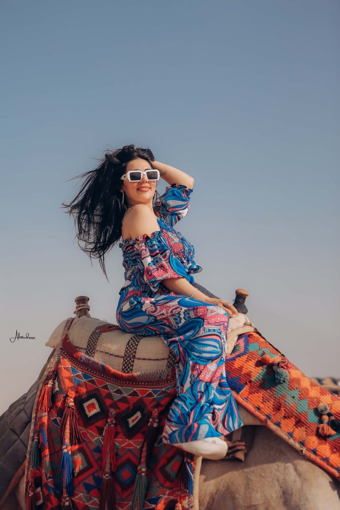 بوسي سيف تتحدى حرارة الصحراء بأناقة عصرية أمام الأهرامات