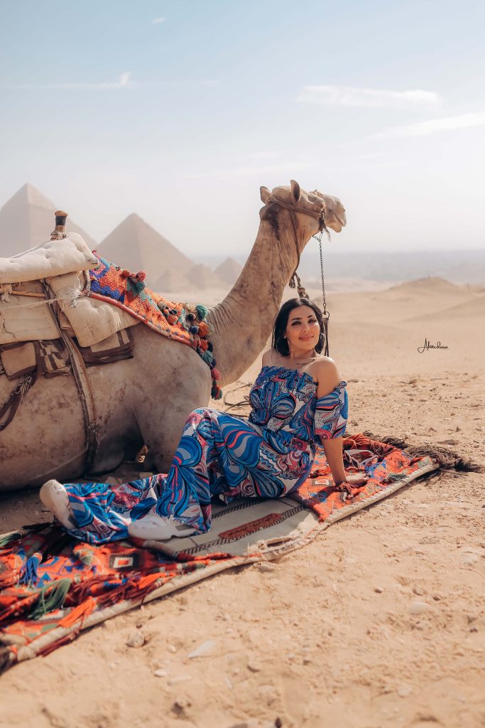 بوسي سيف تتحدى حرارة الصحراء بأناقة عصرية أمام الأهرامات