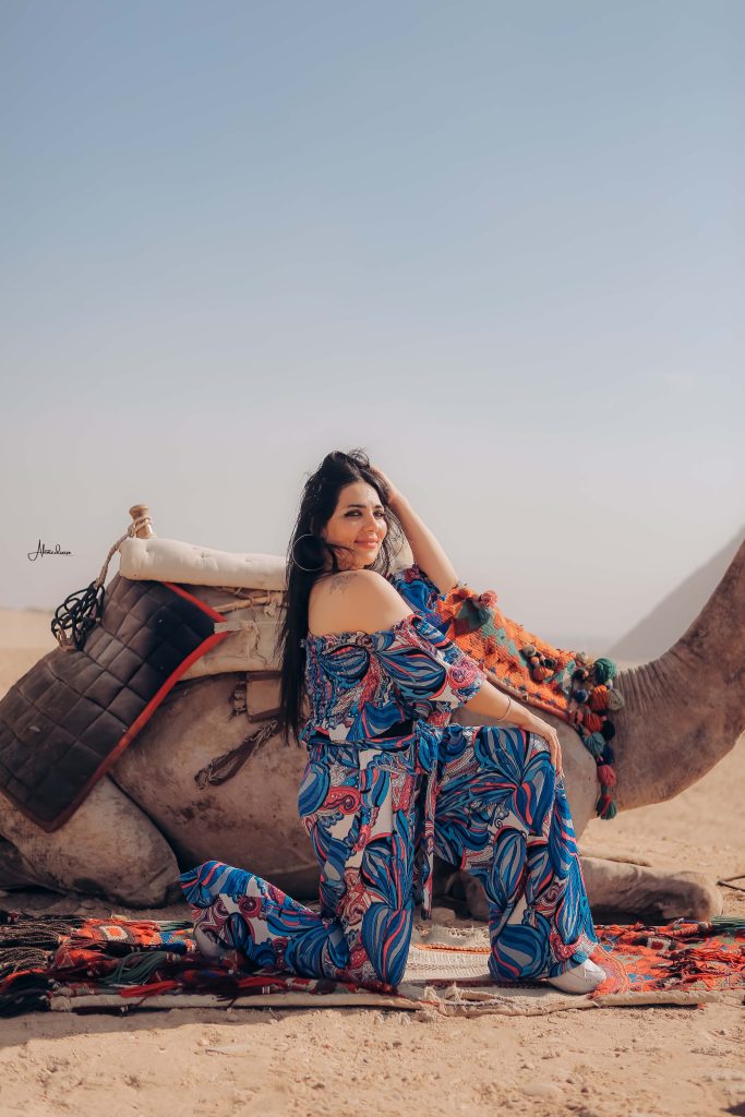 بوسي سيف تتحدى حرارة الصحراء بأناقة عصرية أمام الأهرامات