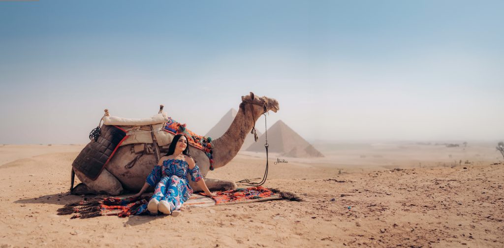 بوسي سيف تتحدى حرارة الصحراء بأناقة عصرية أمام الأهرامات