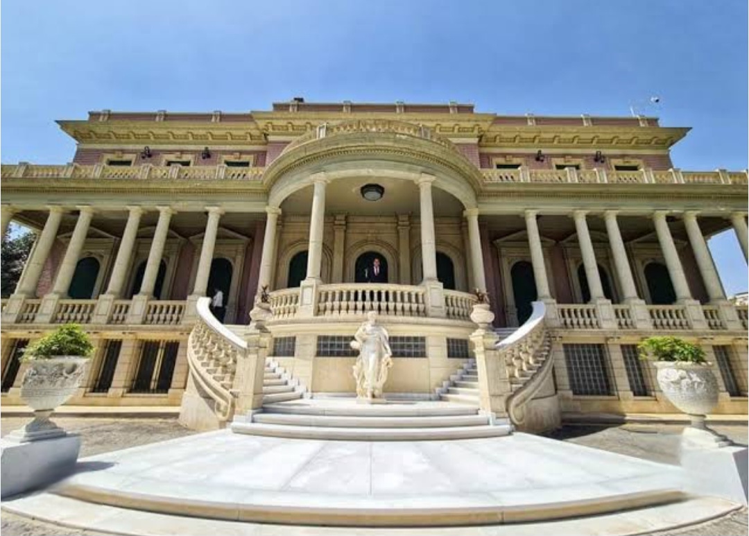 رحلة داخل القصر