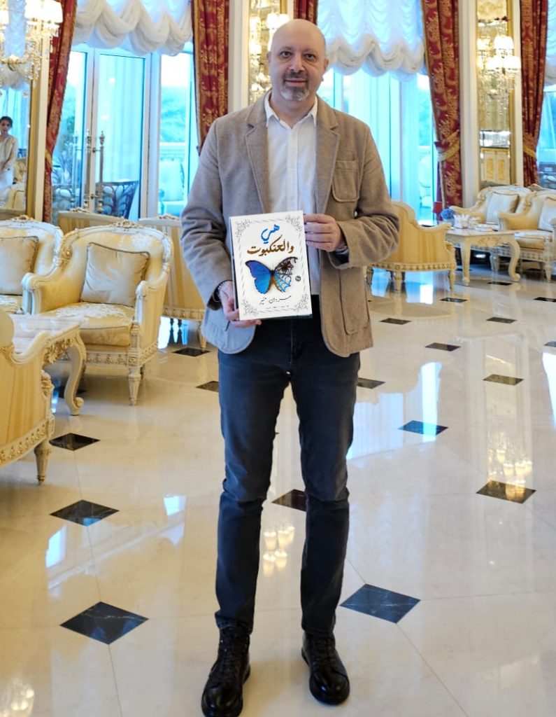 الكاتب مروان منير