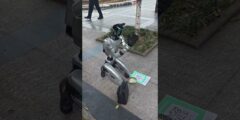شاهد.. روبوت صيني يتسول في الشارع ويستعطف المارة بـ QR Code