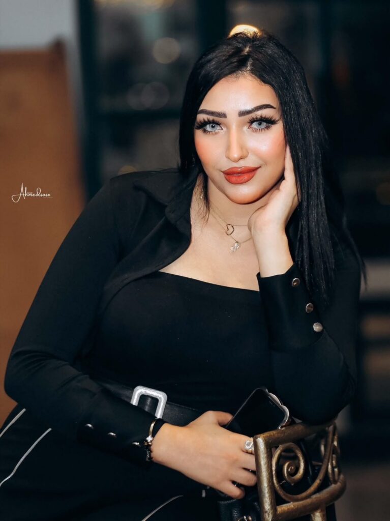 الفنانة سالي طارق