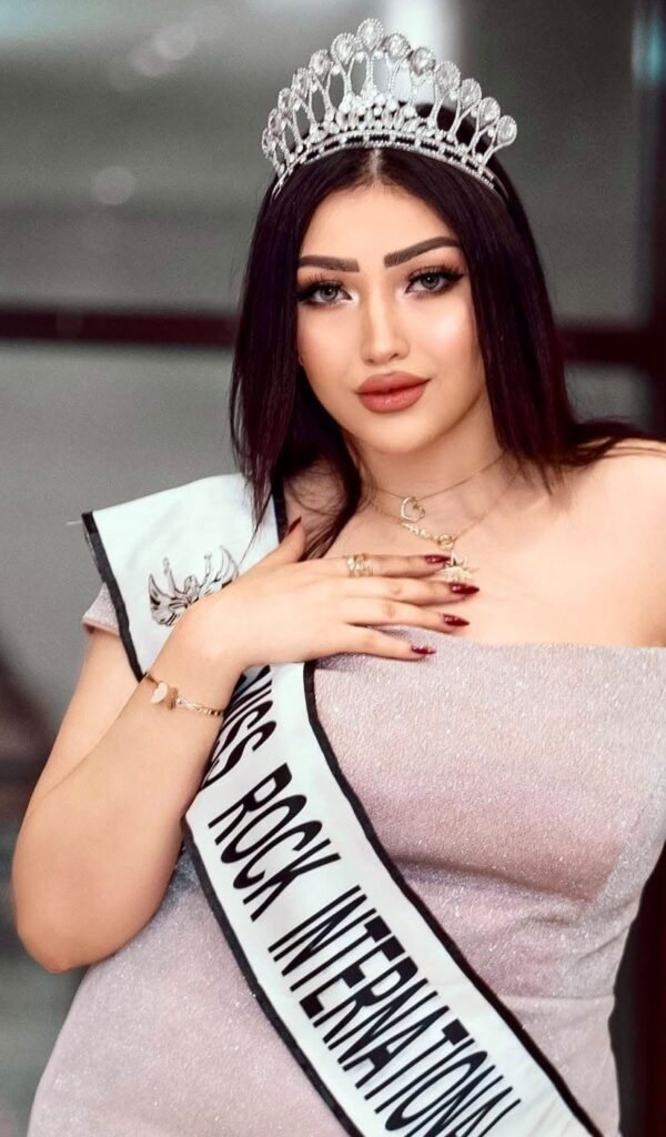 الفنانة سالي طارق