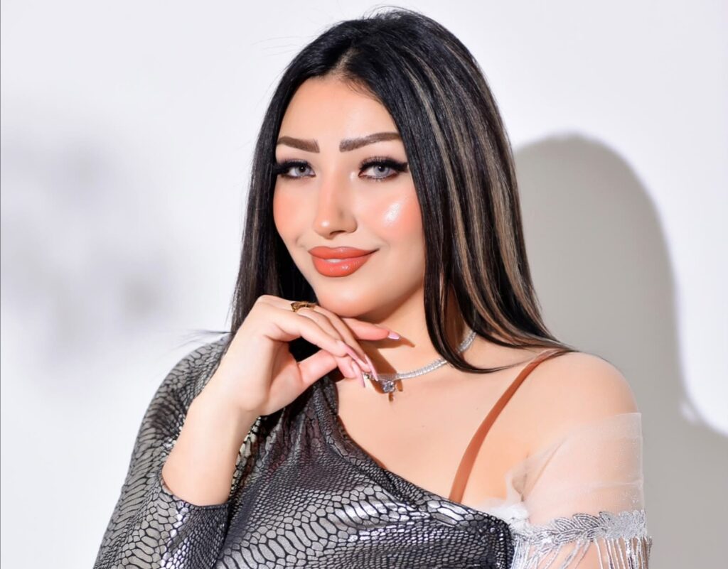 الفنانة سالي طارق